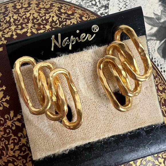 NEW Vintage 80s Napier Signed Gold Tone Interlocking Loops Omega Clip Earrings - Picture 9 of 9